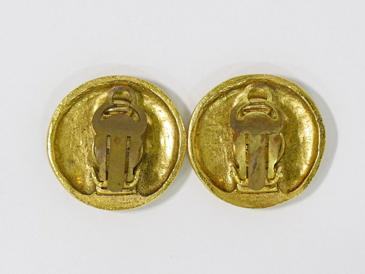 Chanel Chanel Vintage CC Logo Round Clip on Earrings Textured Metal Goud