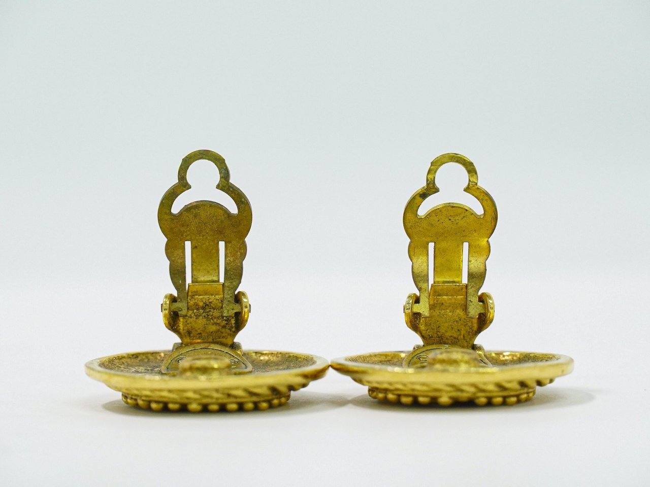 Chanel Chanel Vintage CC Logo Round Clip on Earrings Textured Metal Goud