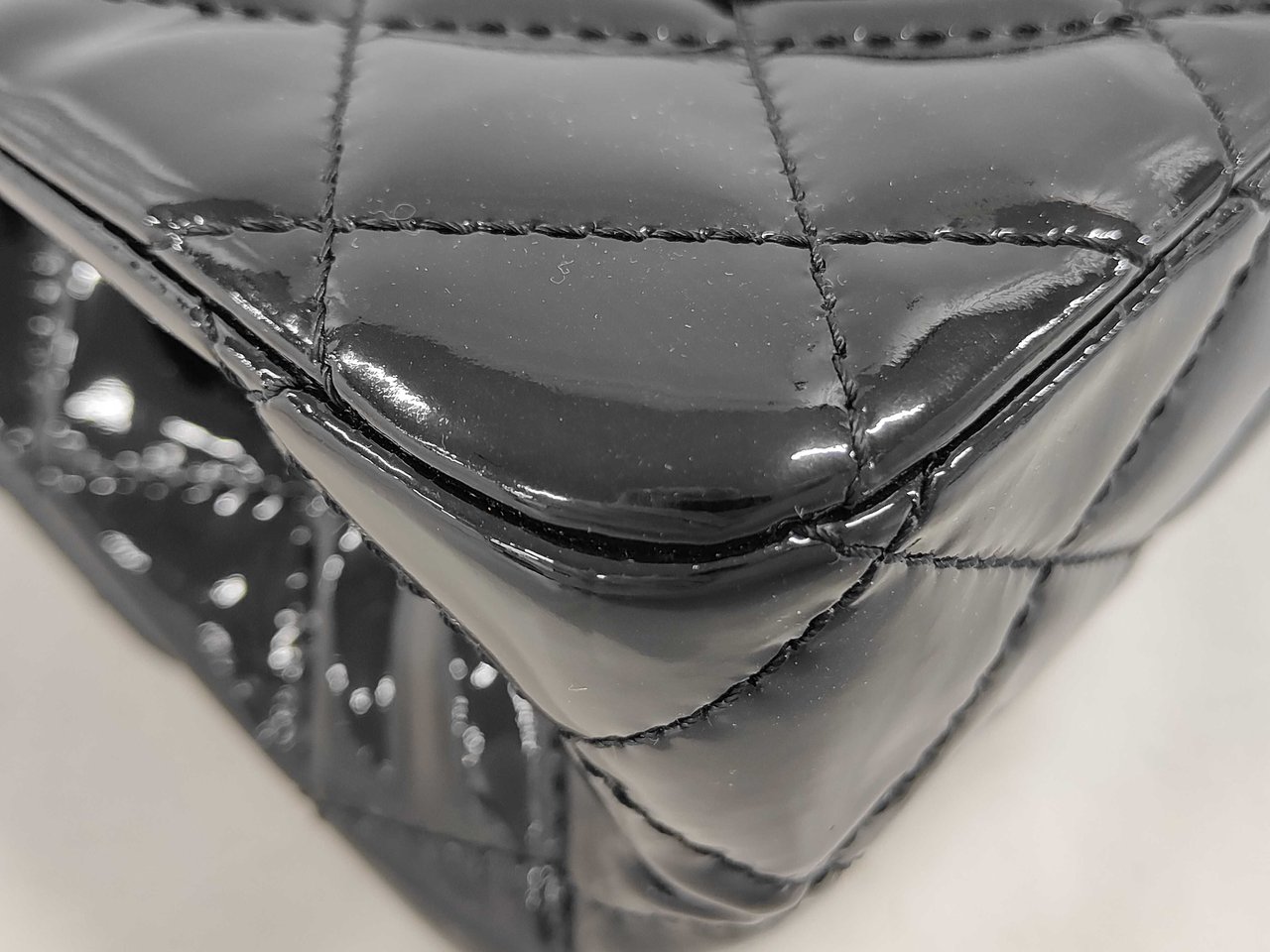 Chanel So Black Reissue 2.55 Flap Quilted Patent Large Zwart