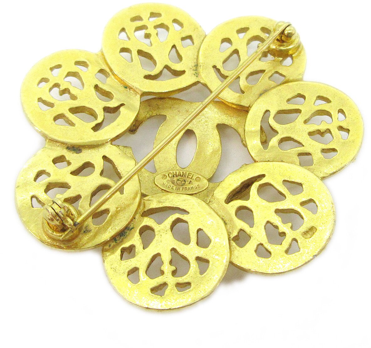 Chanel Vintage CC Flower Textured Metal Goud