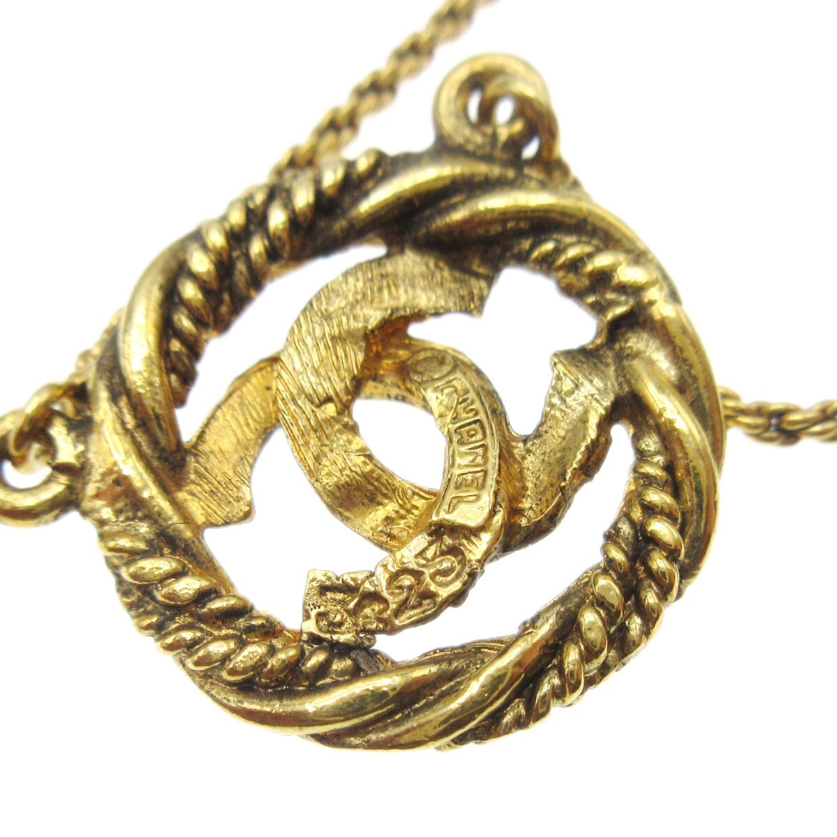 Chanel Chanel CC Round Pendant Necklace Metal Goud