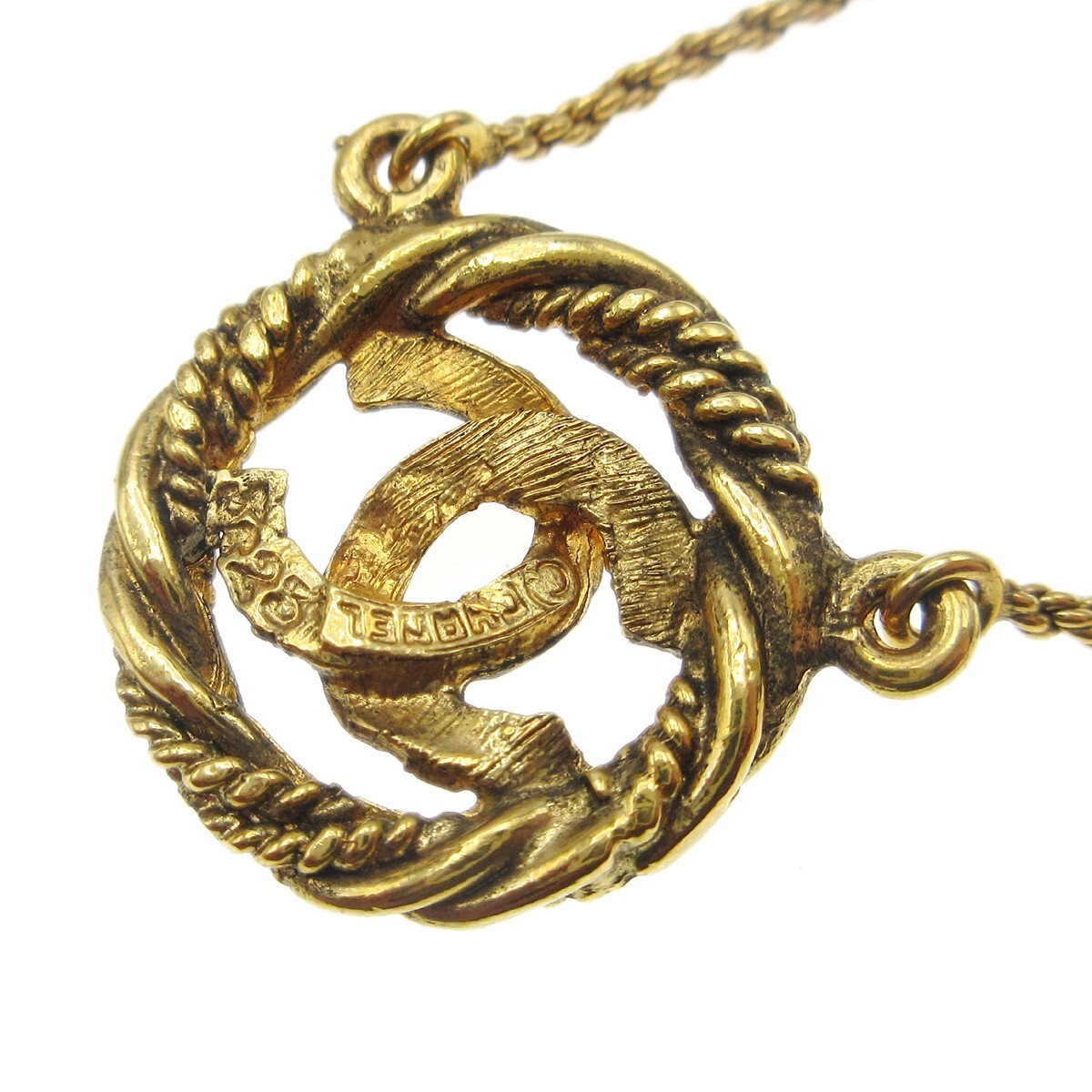 Chanel Chanel CC Round Pendant Necklace Metal Goud