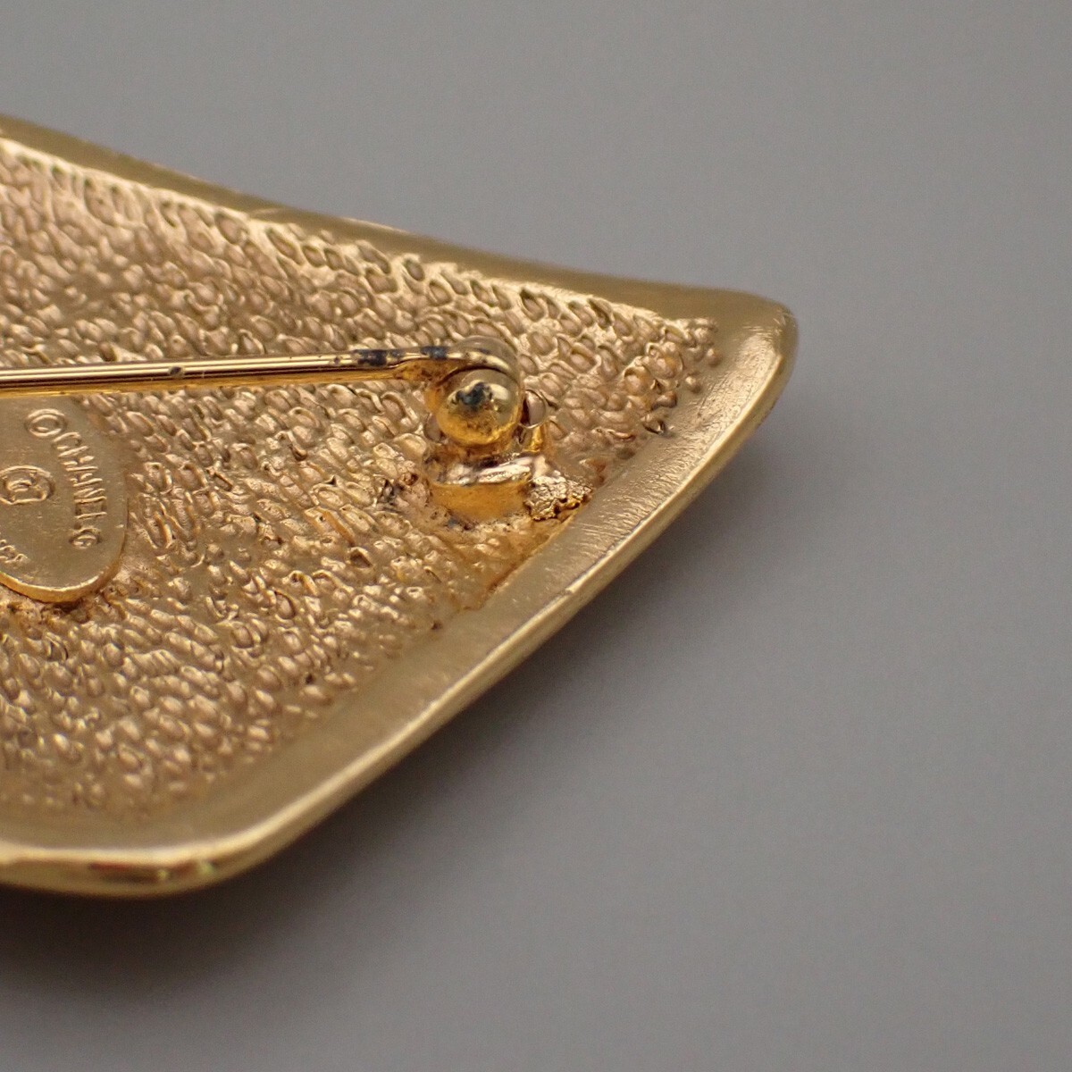 Chanel Chanel Vintage CC Diamond Brooch Metal Goud