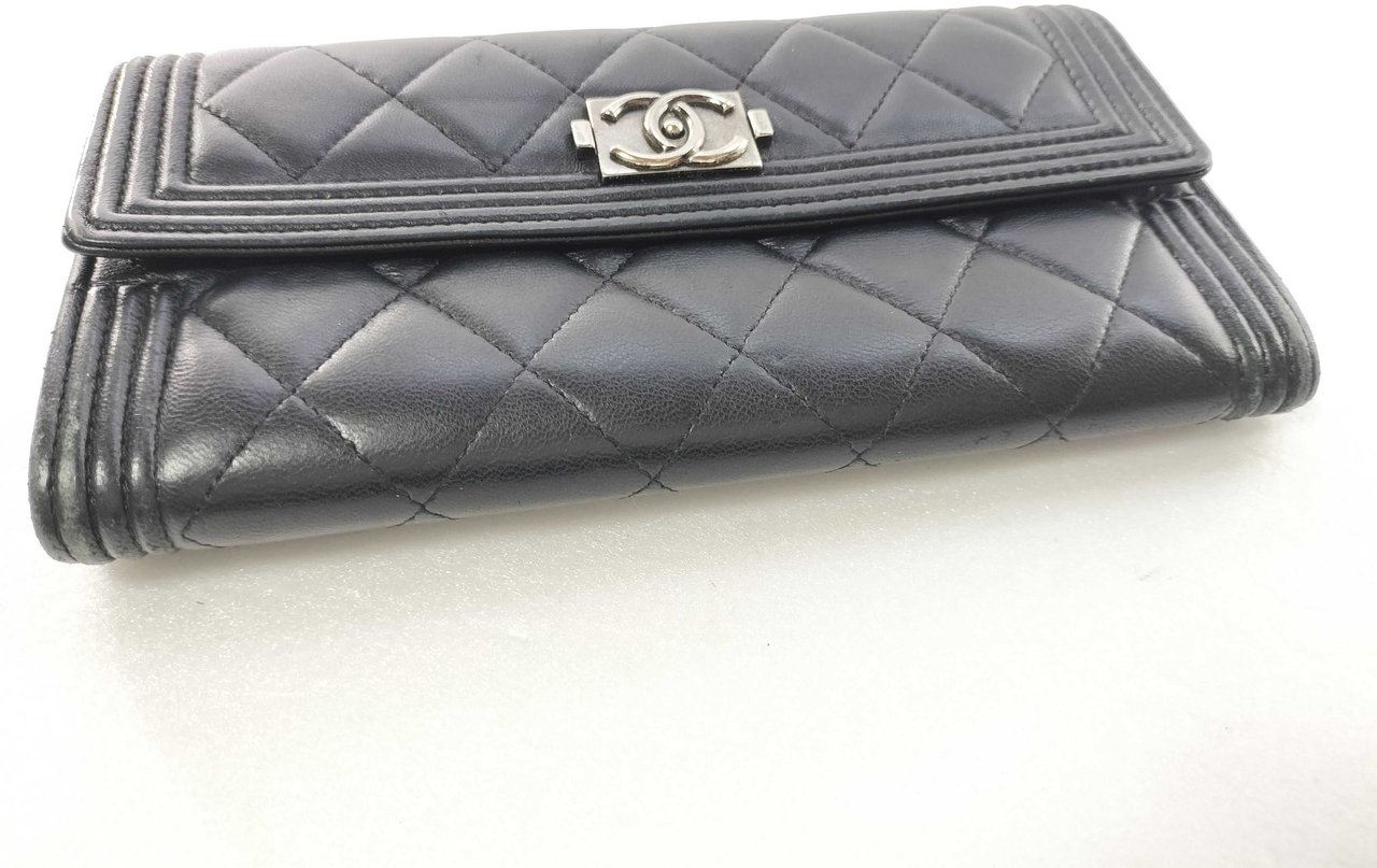 Chanel Boy Flap Quilted Lambskin Long Zwart