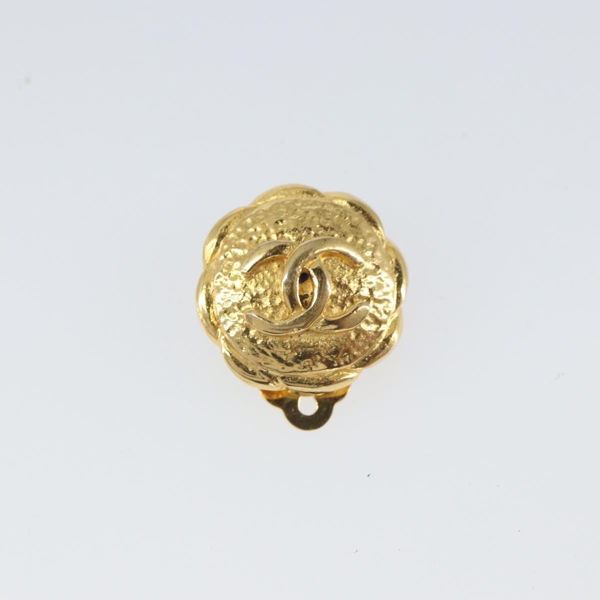 Chanel Chanel Vintage Round CC Clip-On Earrings Metal Goud