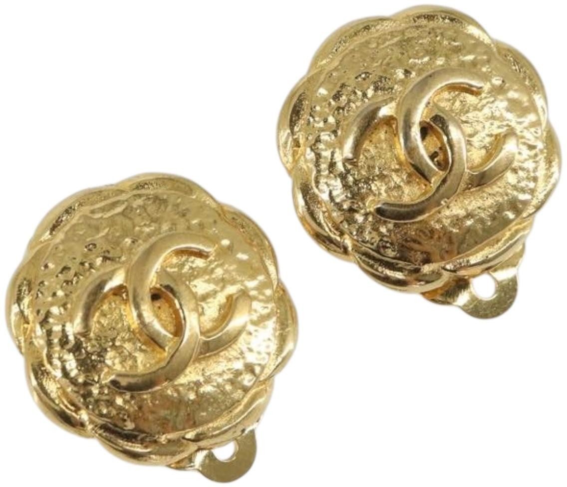 Chanel Chanel Vintage Round CC Clip-On Earrings Metal Goud