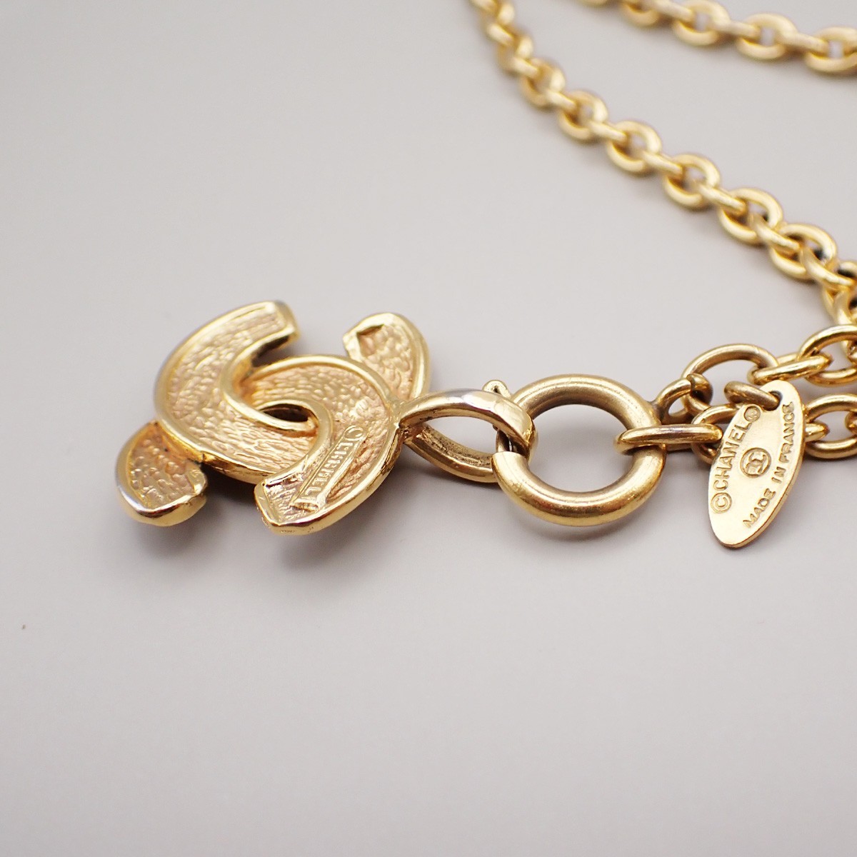Chanel Chanel Vintage Quilted CC Pendant Necklace Metal Large Goud