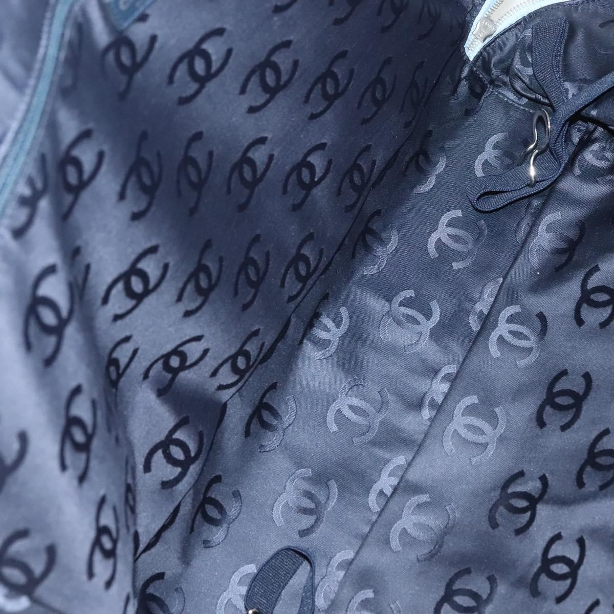 Chanel Chanel Zip Around Travel Bag Denim Blauw