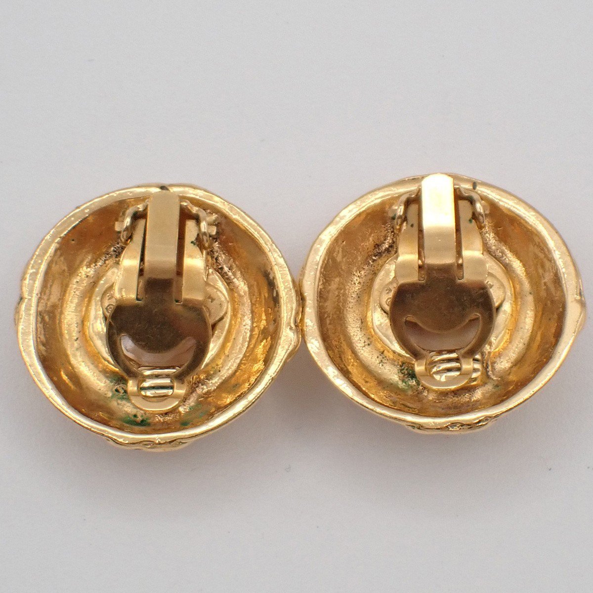 Chanel Vintage Round Clip-On Metal with Faux Pearl Goud
