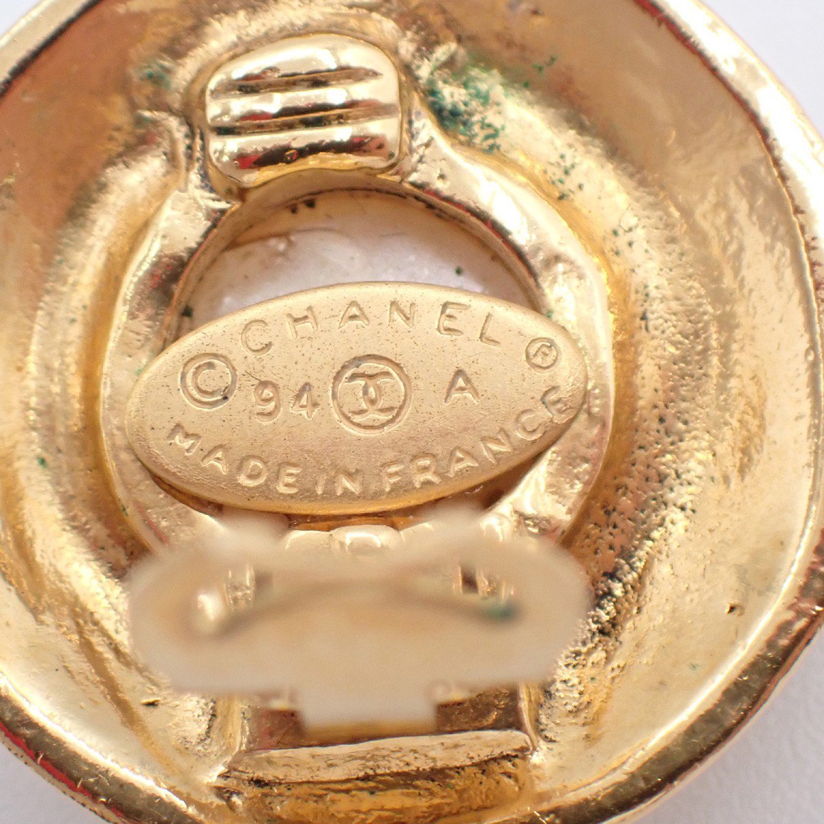 Chanel Vintage Round Clip-On Metal with Faux Pearl Goud