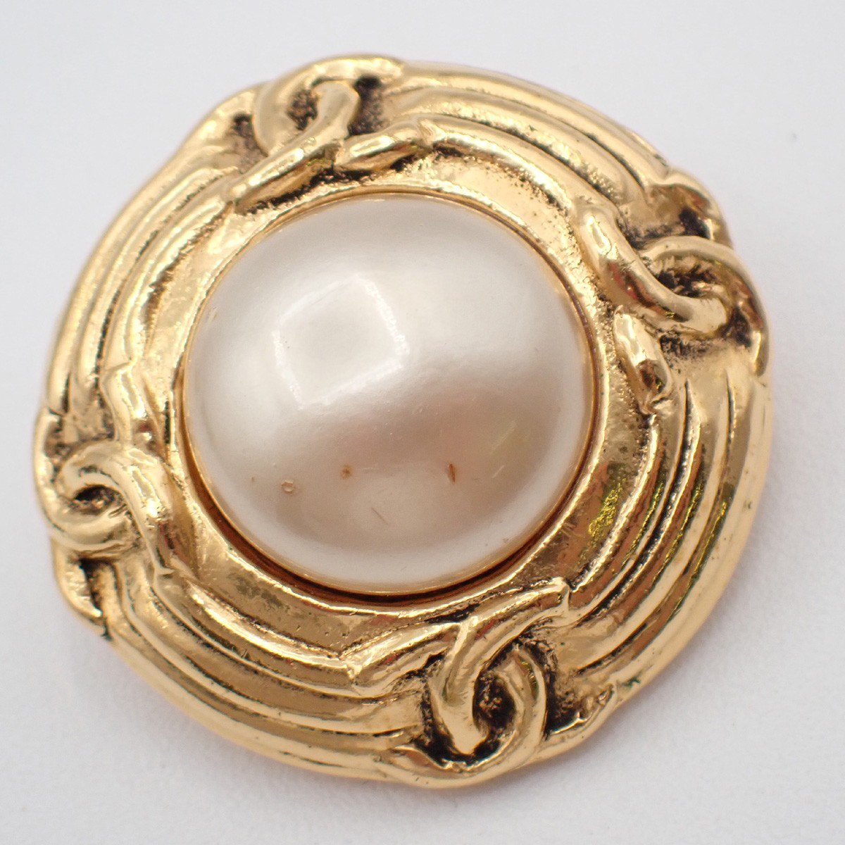 Chanel Vintage Round Clip-On Metal with Faux Pearl Goud
