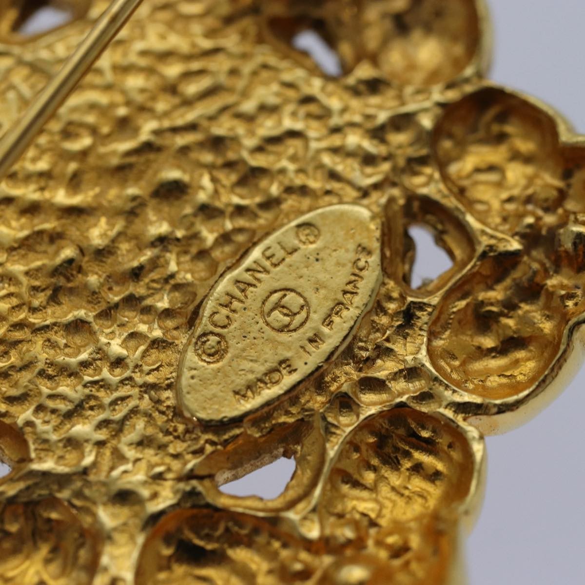 Chanel Chanel Baroque CC Brooch Metal Goud