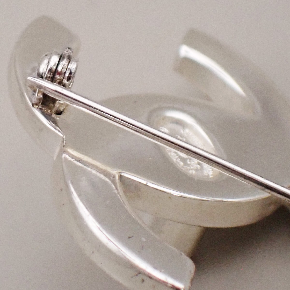 Chanel Chanel Vintage CC Turnlock Brooch Metal Zilver