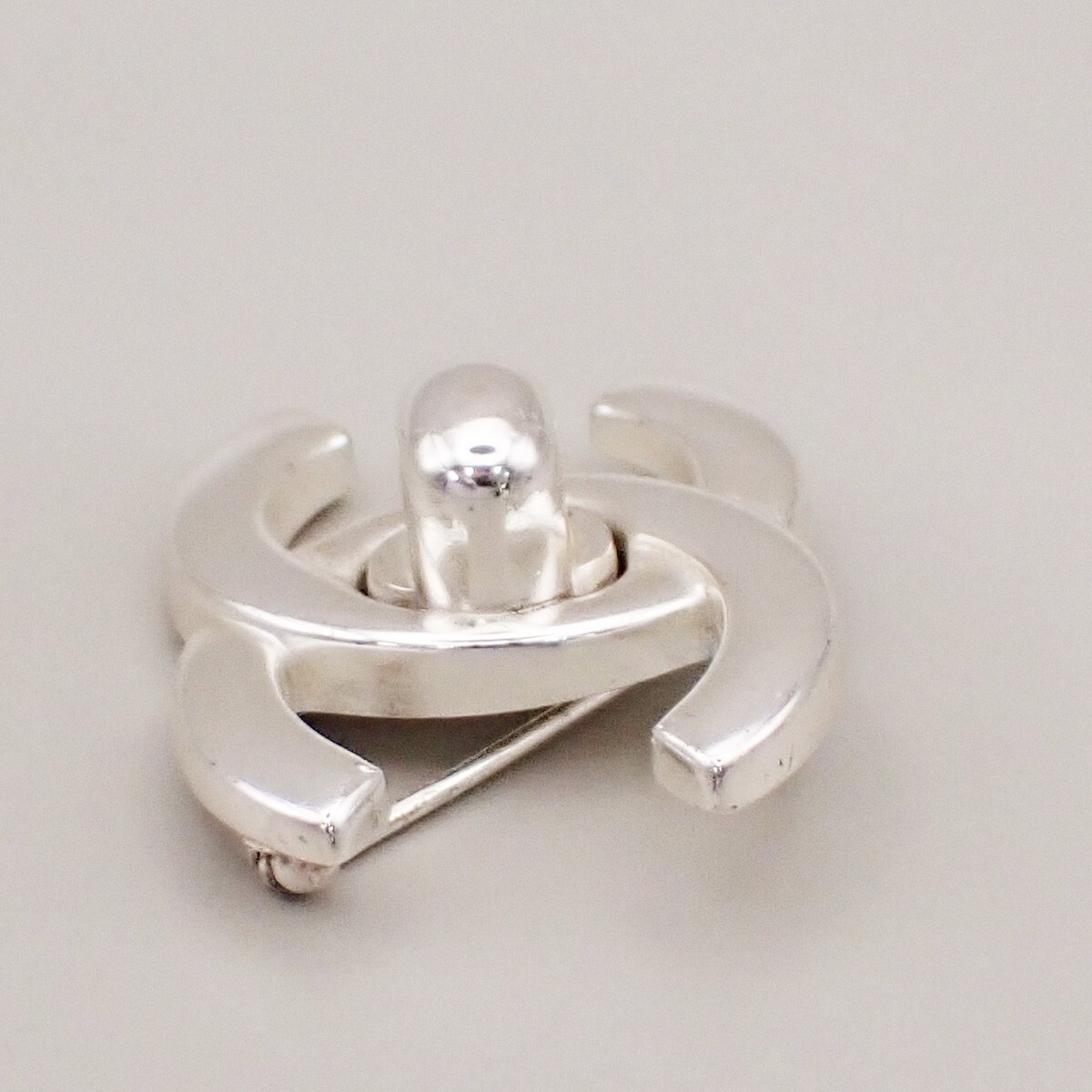 Chanel Chanel Vintage CC Turnlock Brooch Metal Zilver