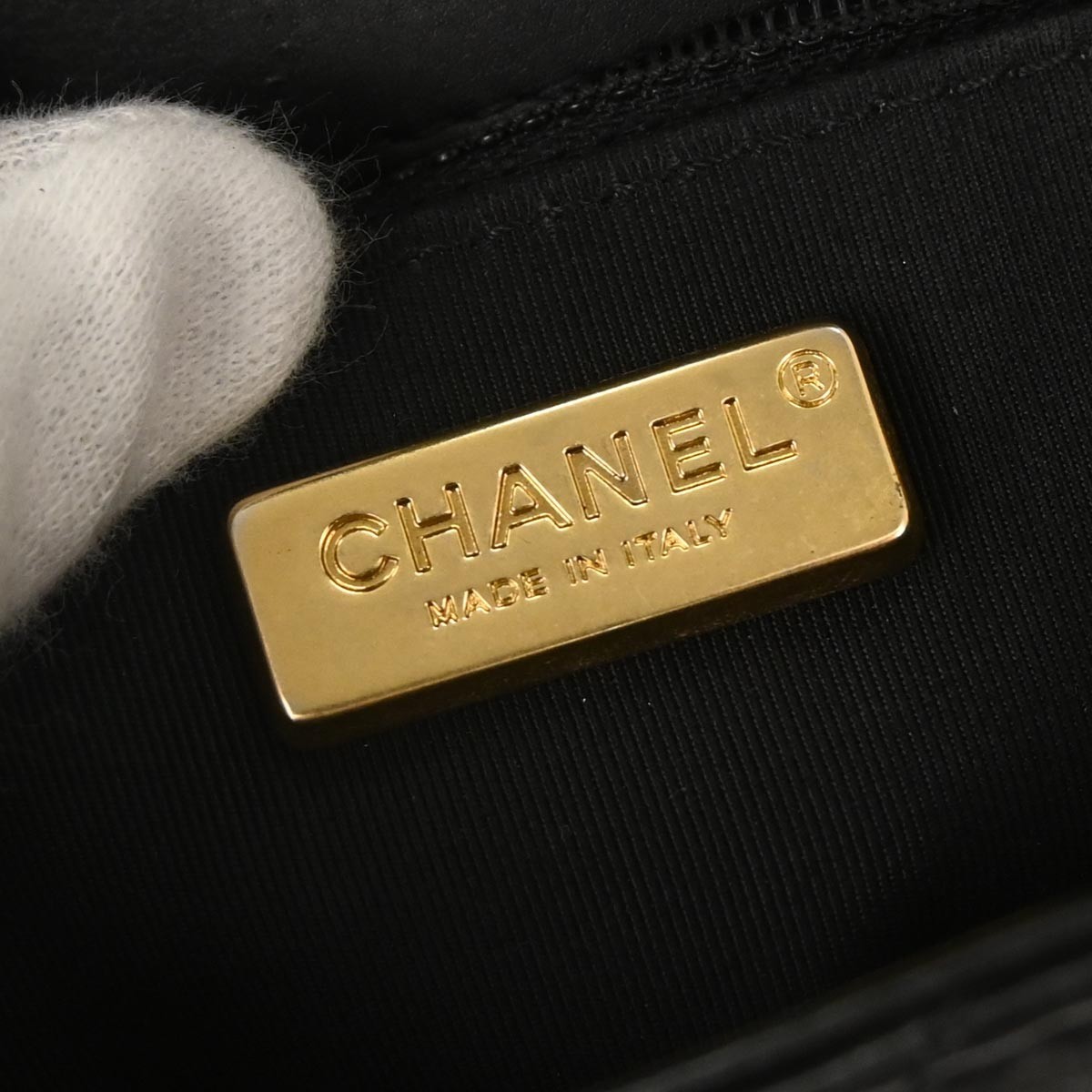 Chanel Chanel Rock the Corner Flap Bag Chevron Leather Medium Zwart