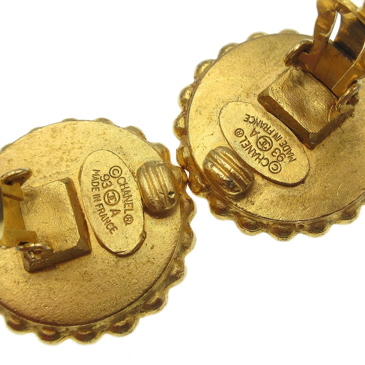 Chanel Chanel CC Round Stud Earrings Metal and Enamel Goud