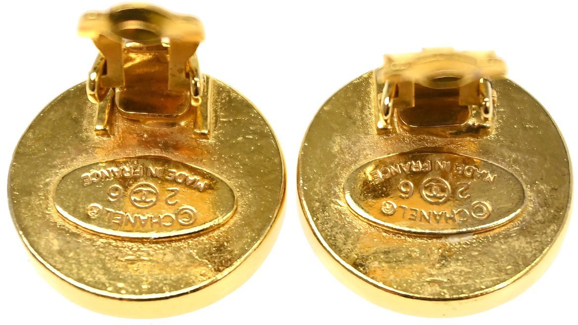 Chanel CC Round Stud Metal and Enamel Zwart