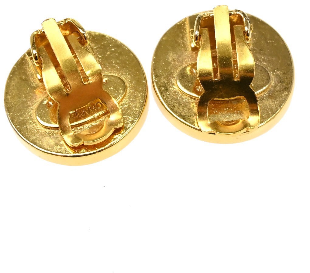 Chanel CC Round Stud Metal and Enamel Zwart