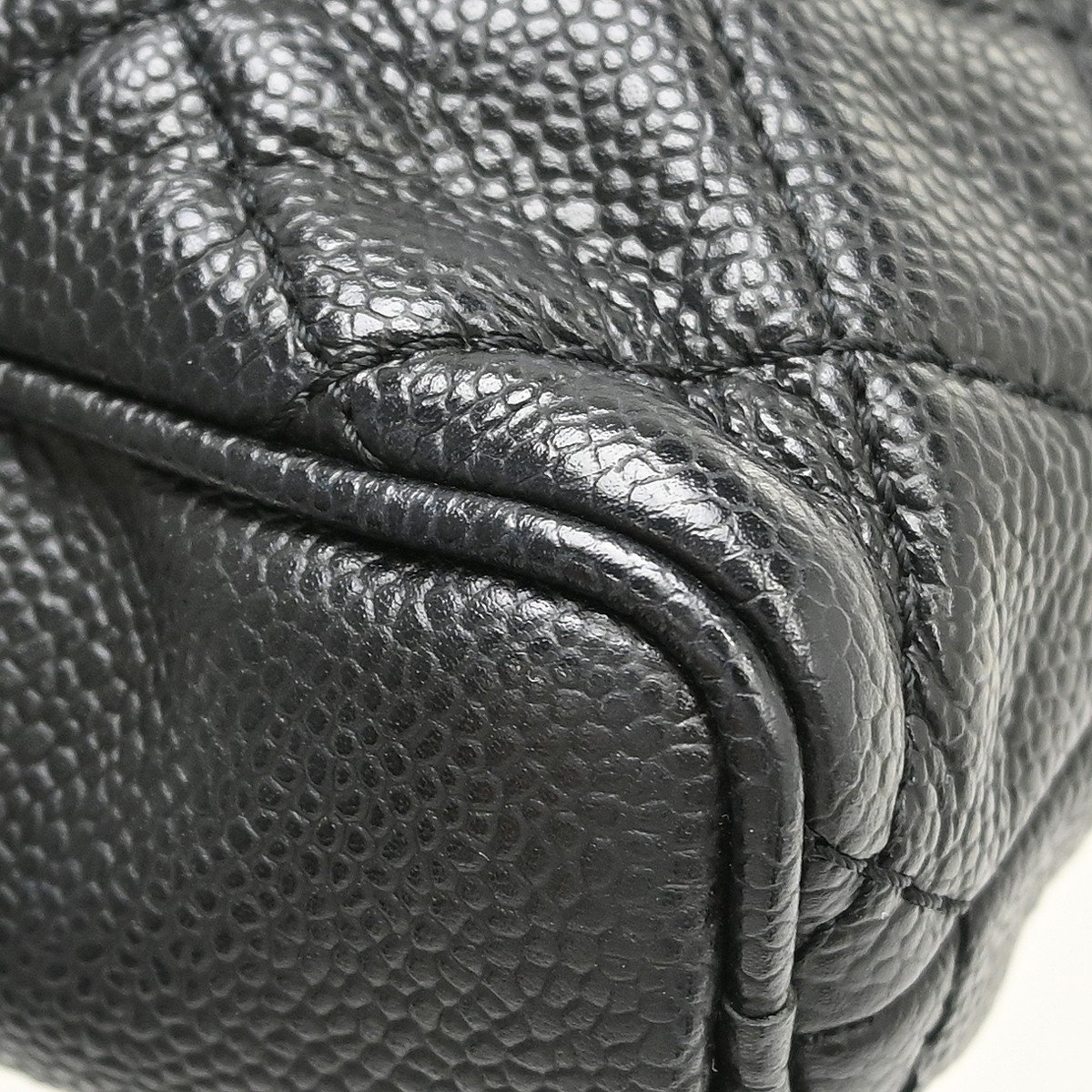 Chanel Vintage Diamond CC Quilted Caviar Large Zwart