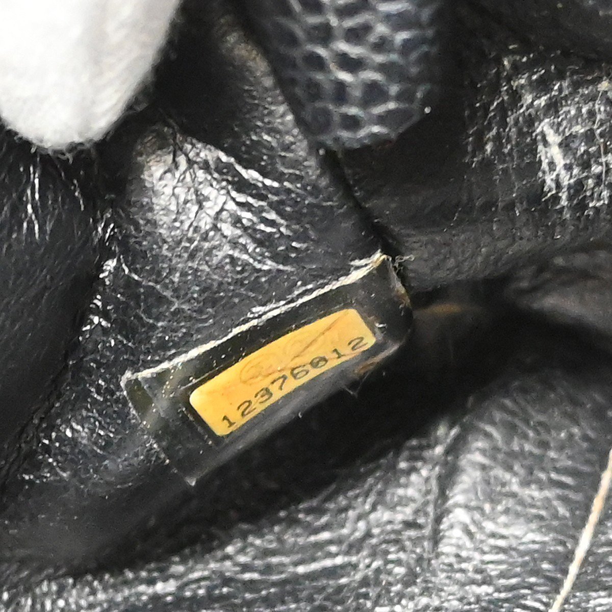 Chanel Vintage Diamond CC Quilted Caviar Large Zwart