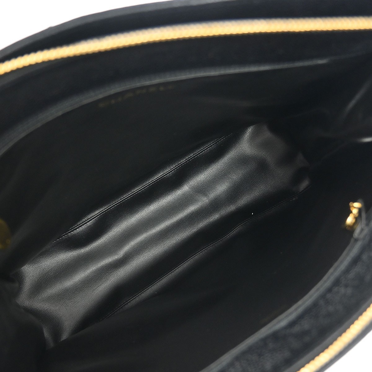 Chanel Chanel Vintage Zip Shoulder Bag Chevron Caviar Medium Zwart