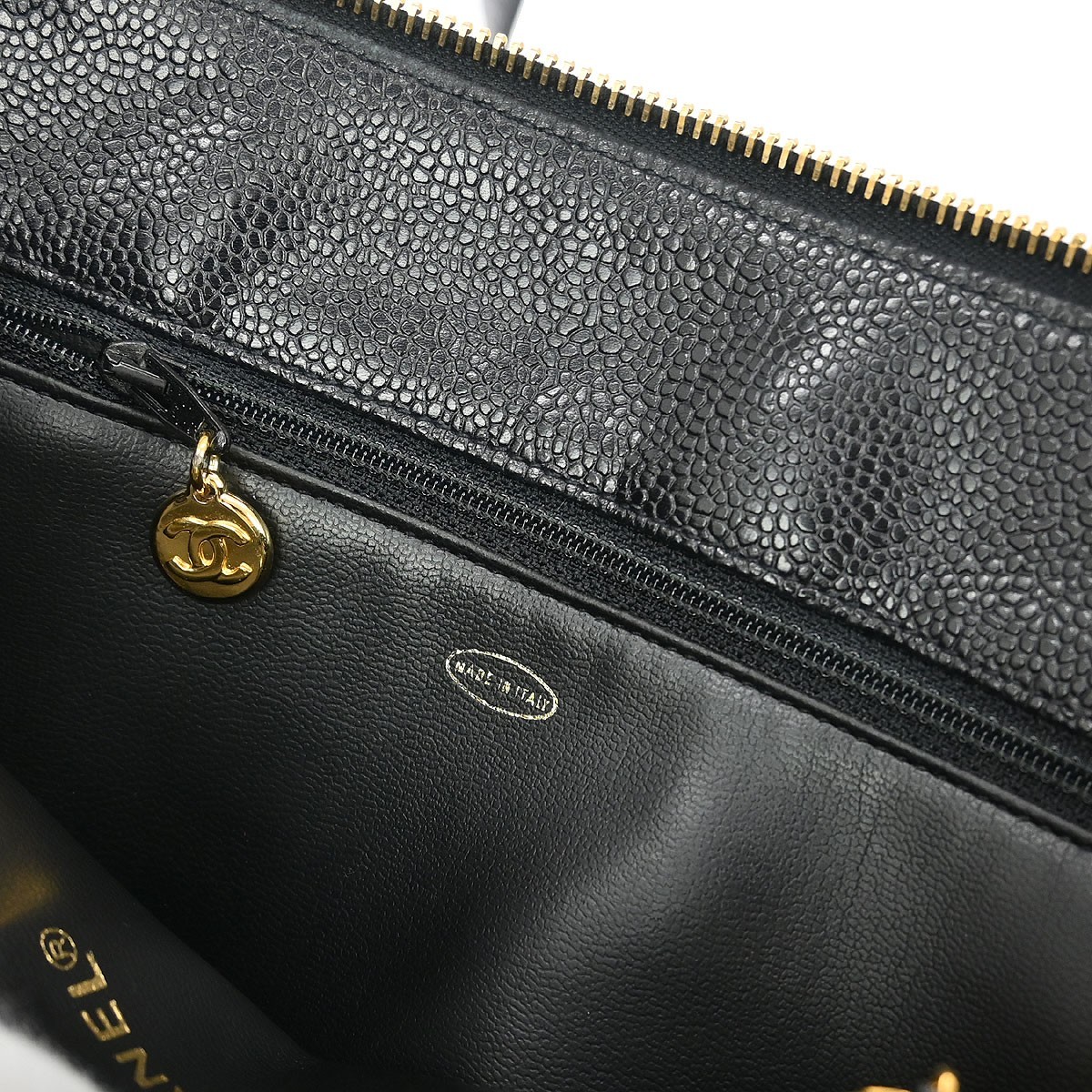 Chanel Chanel Vintage Zip Shoulder Bag Chevron Caviar Medium Zwart