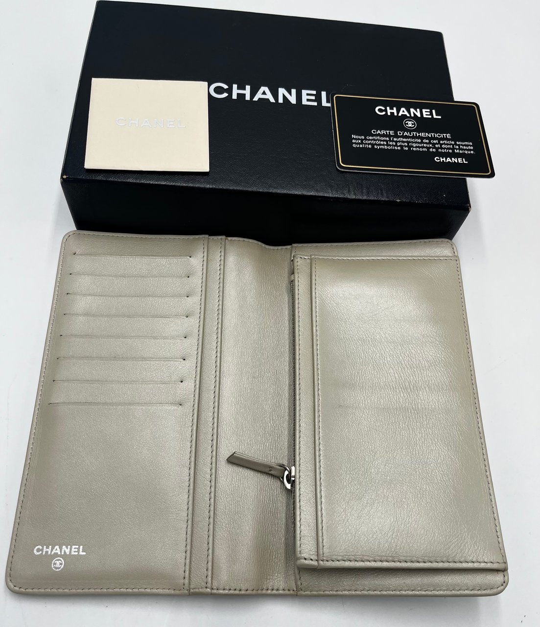 Chanel CC bifold wallet leather medium Beige