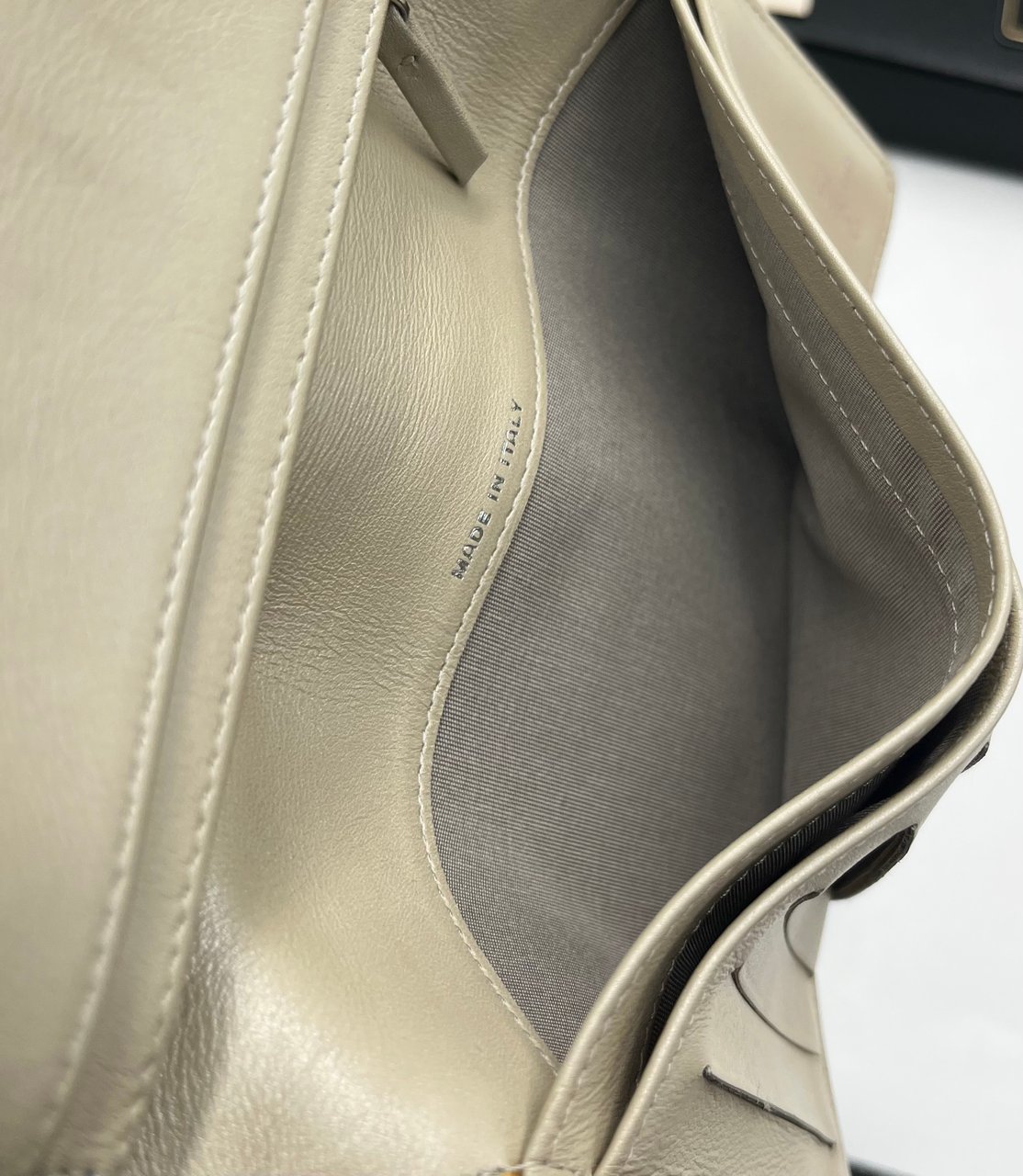 Chanel CC bifold wallet leather medium Beige