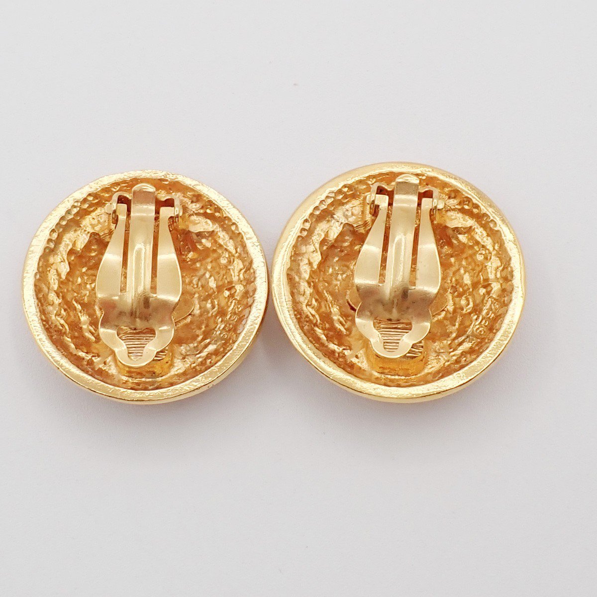 Chanel Chanel Vintage CC Crest Round Clip-On Earrings Metal Goud