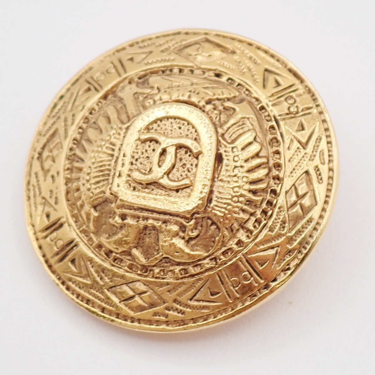 Chanel Chanel Vintage CC Crest Round Clip-On Earrings Metal Goud