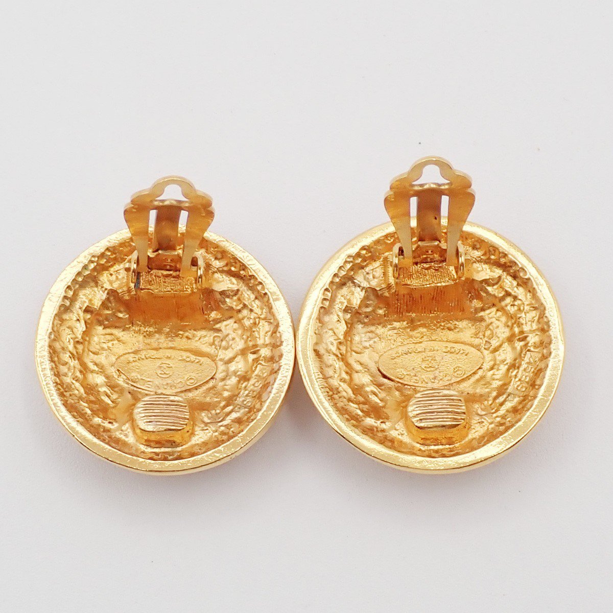 Chanel Chanel Vintage CC Crest Round Clip-On Earrings Metal Goud