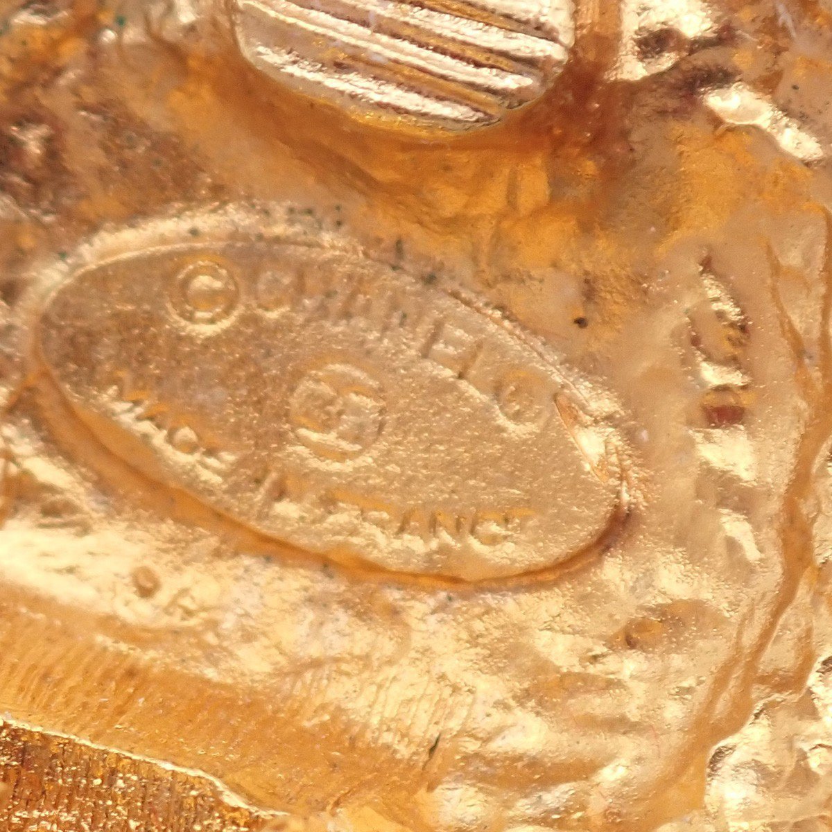 Chanel Chanel Vintage CC Crest Round Clip-On Earrings Metal Goud