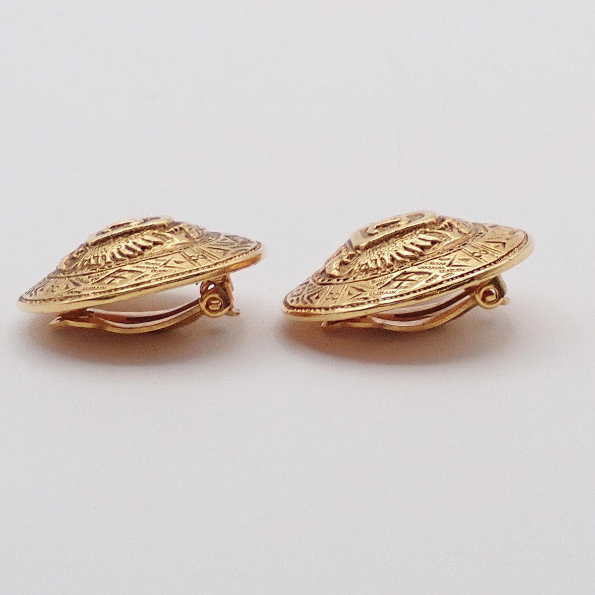 Chanel Chanel Vintage CC Crest Round Clip-On Earrings Metal Goud