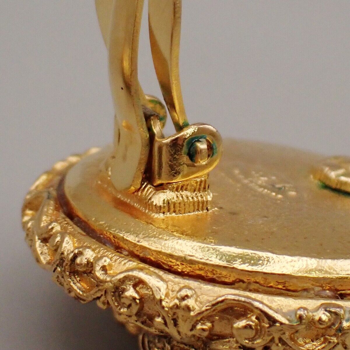 Chanel Chanel Vintage CC Logo Round Clip-on Earrings Metal with Crystals Goud