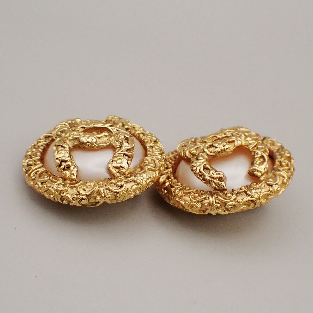 Chanel Chanel Vintage CC Logo Round Clip-on Earrings Metal with Crystals Goud