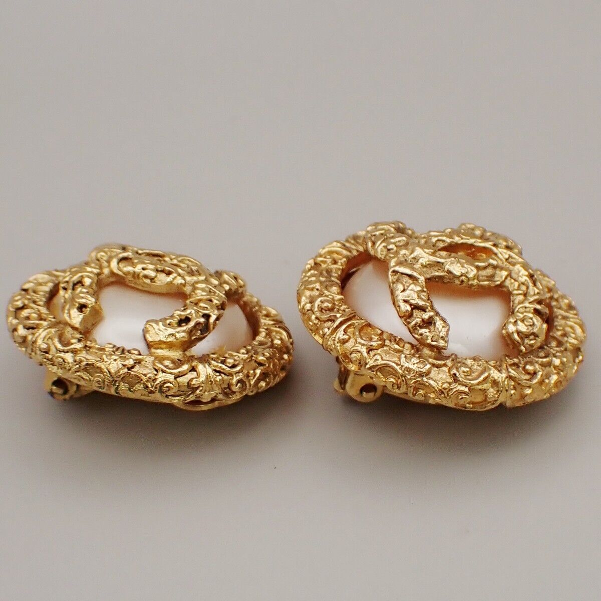 Chanel Chanel Vintage CC Logo Round Clip-on Earrings Metal with Crystals Goud