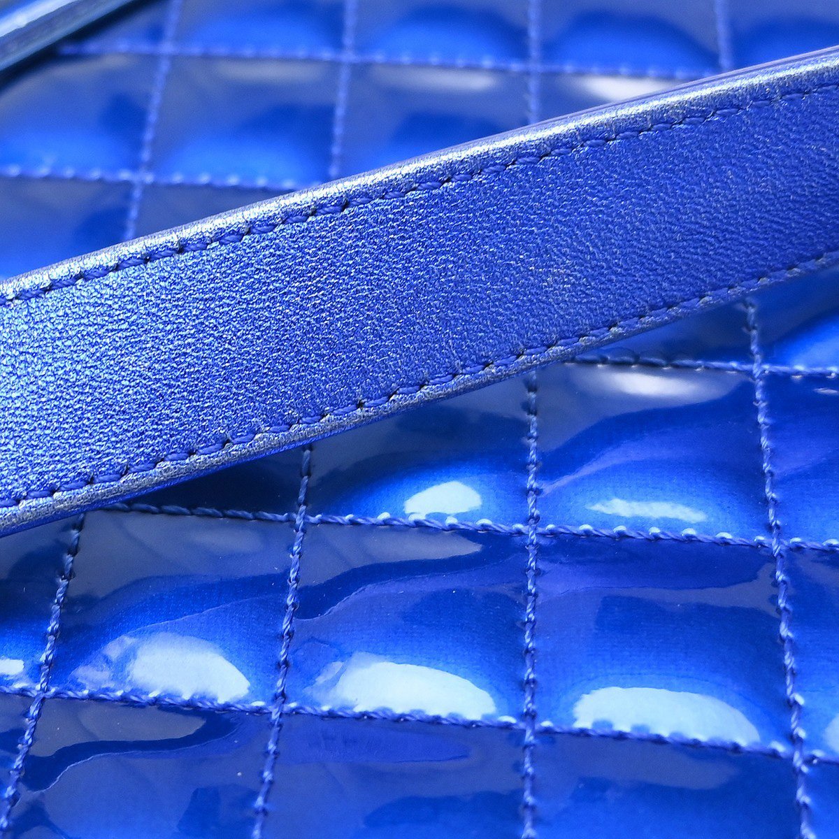 Chanel Boy Flap Quilted Patent New Medium Blauw