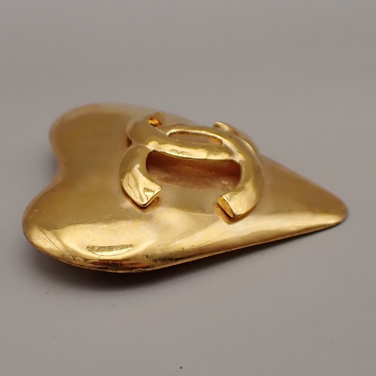 Chanel Chanel Vintage CC Heart Brooch Metal Goud