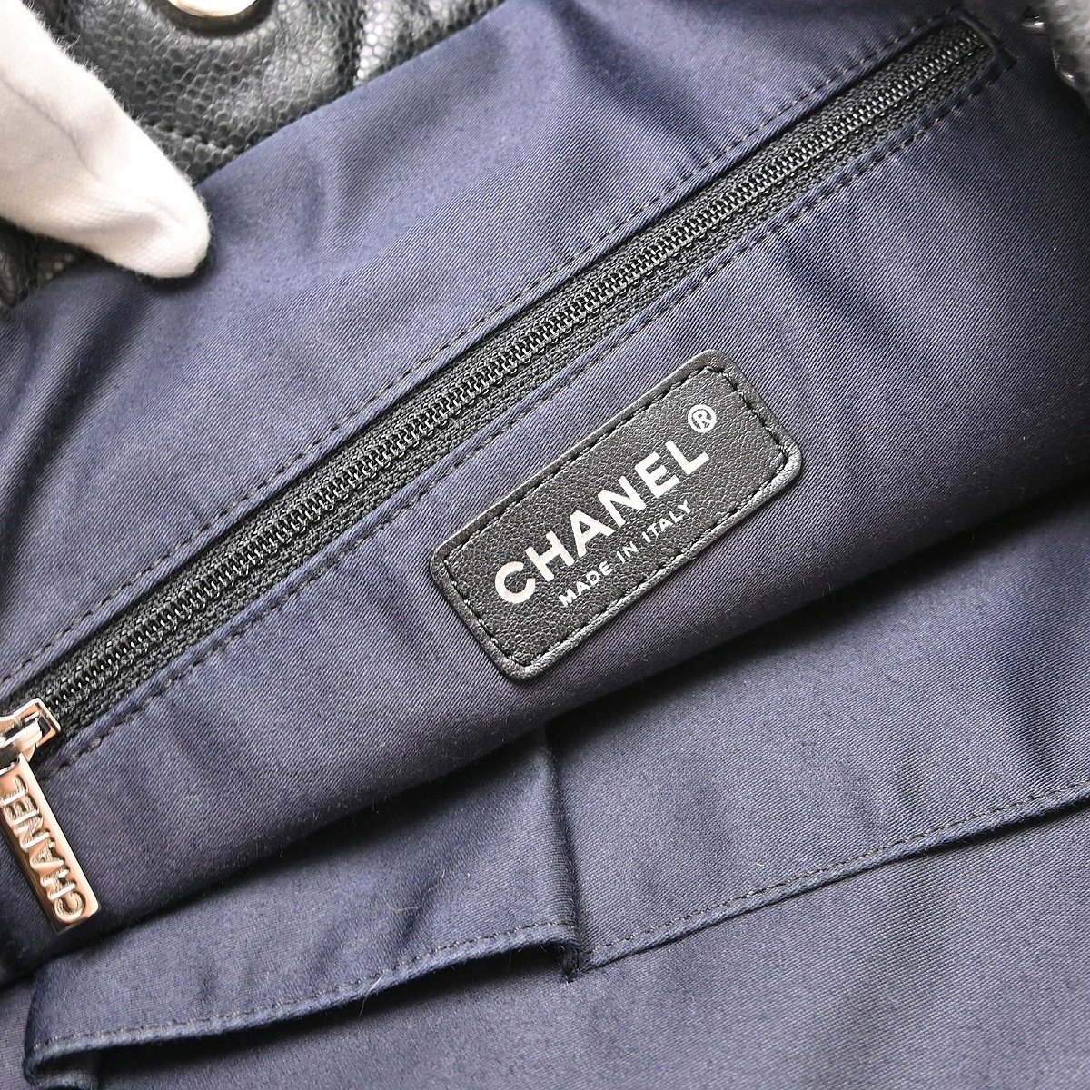 Chanel CC Charm Chain Shopping Tote caviar skin leather Zwart
