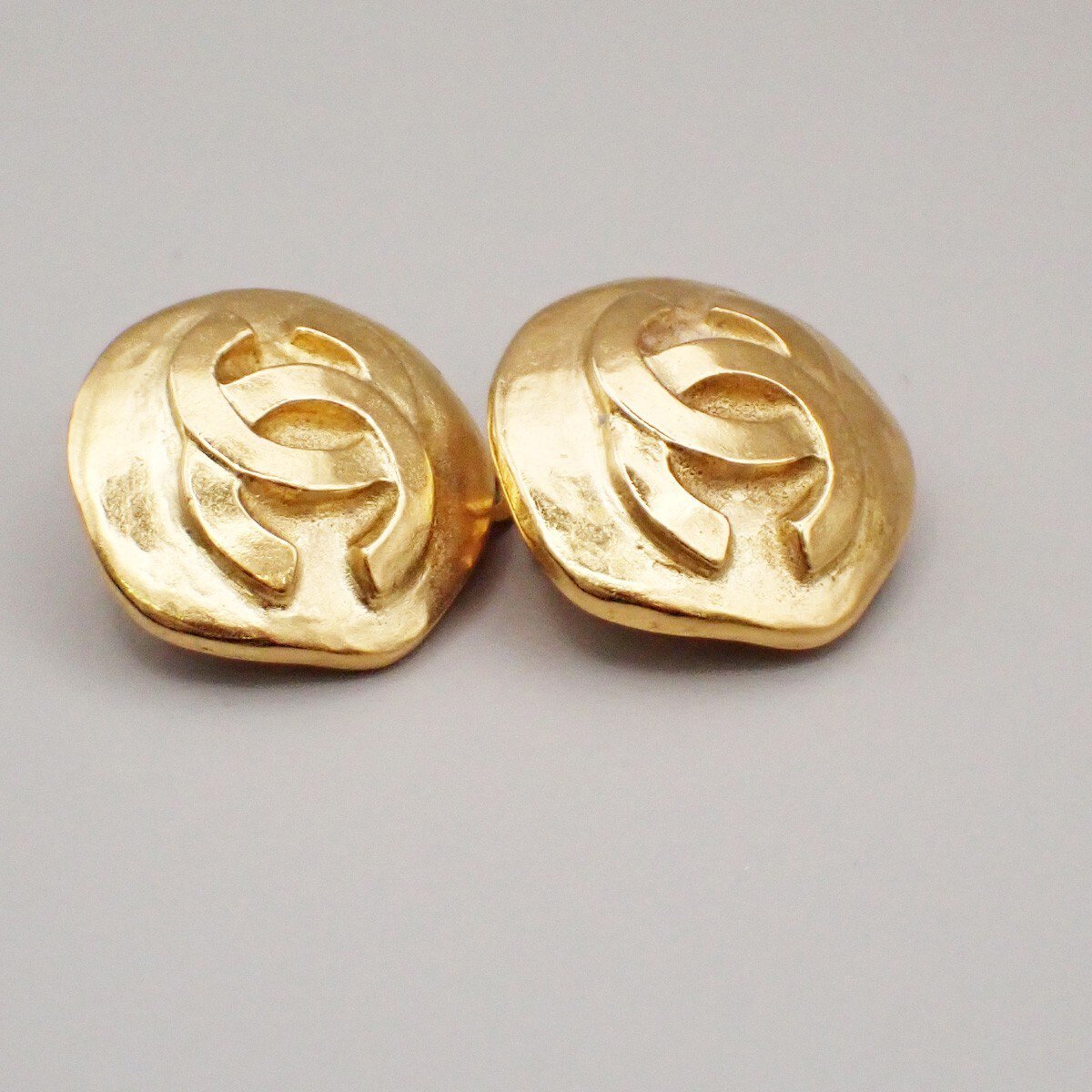 Chanel Chanel Vintage CC Round Clip-On Earrings Metal Small Goud