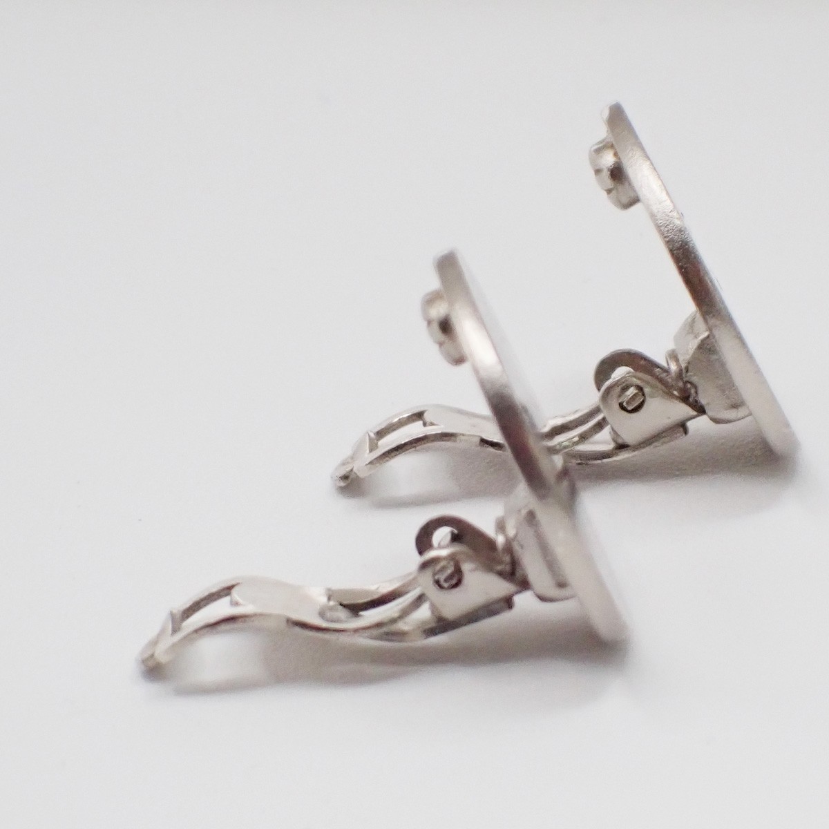 Chanel Chanel Vintage CC Round Clip-On Earrings Metal Small Goud