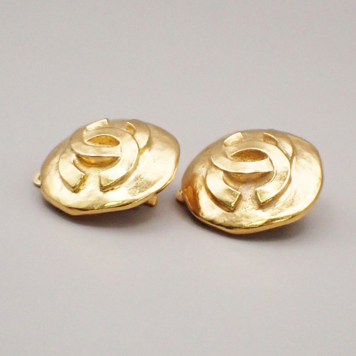 Chanel Chanel Vintage CC Round Clip-On Earrings Metal Small Goud