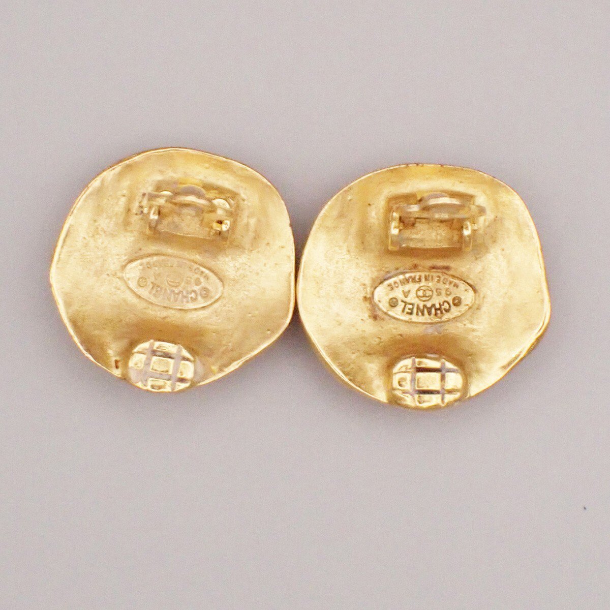 Chanel Chanel Vintage CC Round Clip-On Earrings Metal Small Goud