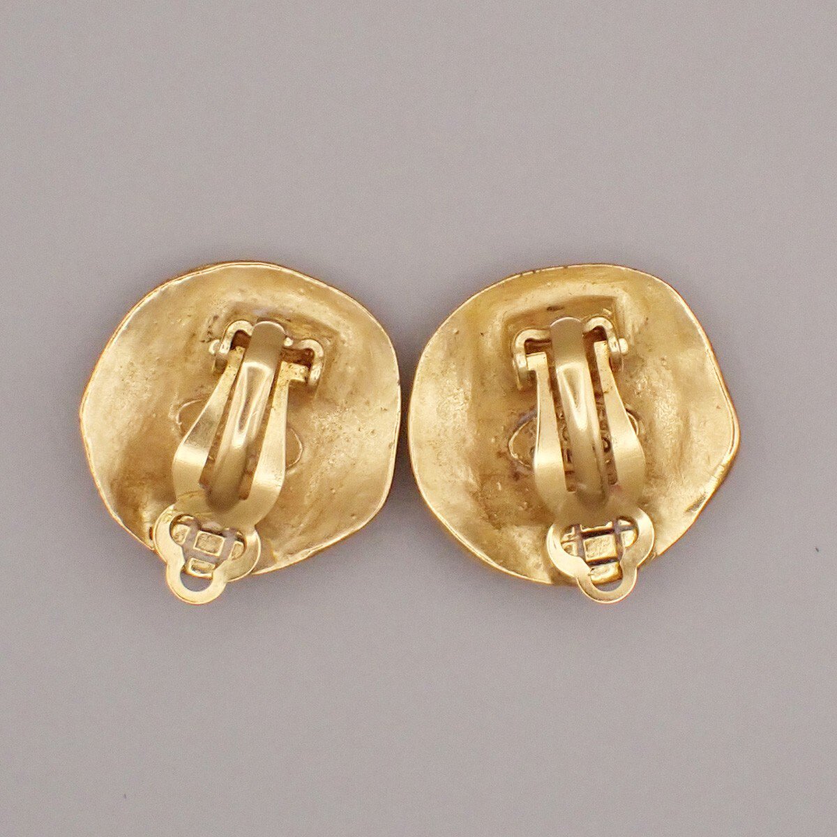 Chanel Chanel Vintage CC Round Clip-On Earrings Metal Small Goud