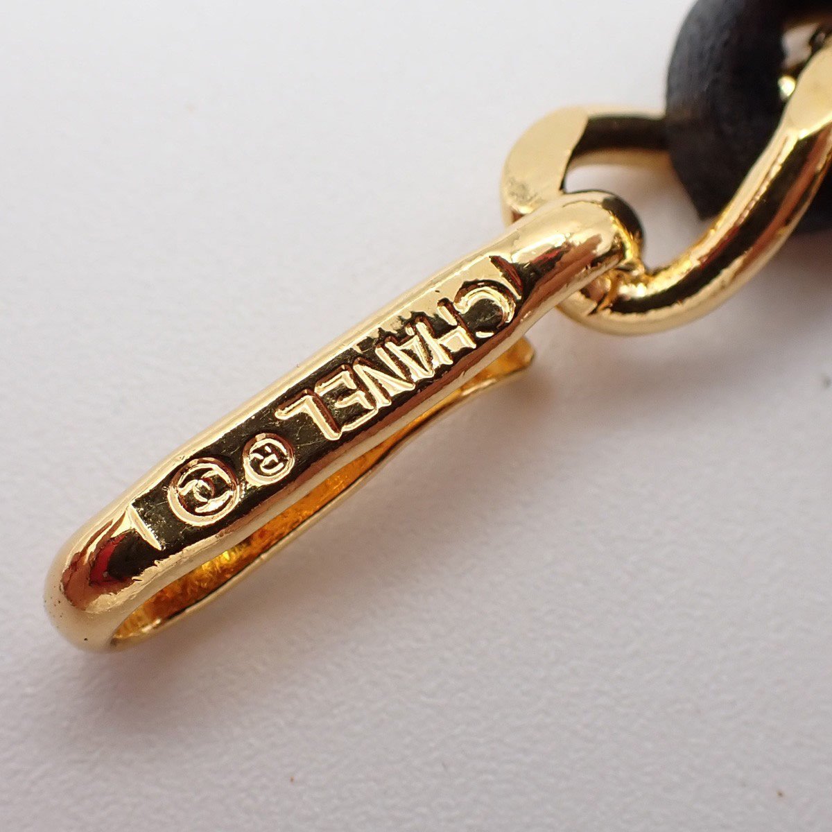 Chanel Chanel Vintage Medallion Chain Belt Metal and Leather Zwart