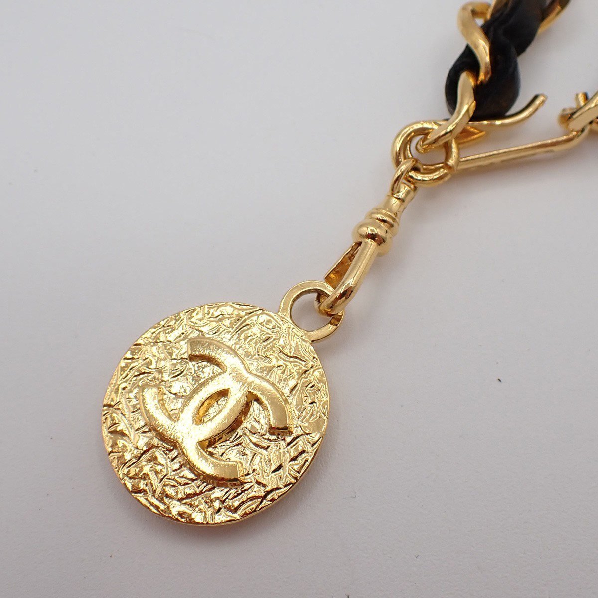 Chanel Chanel Vintage Medallion Chain Belt Metal and Leather Zwart