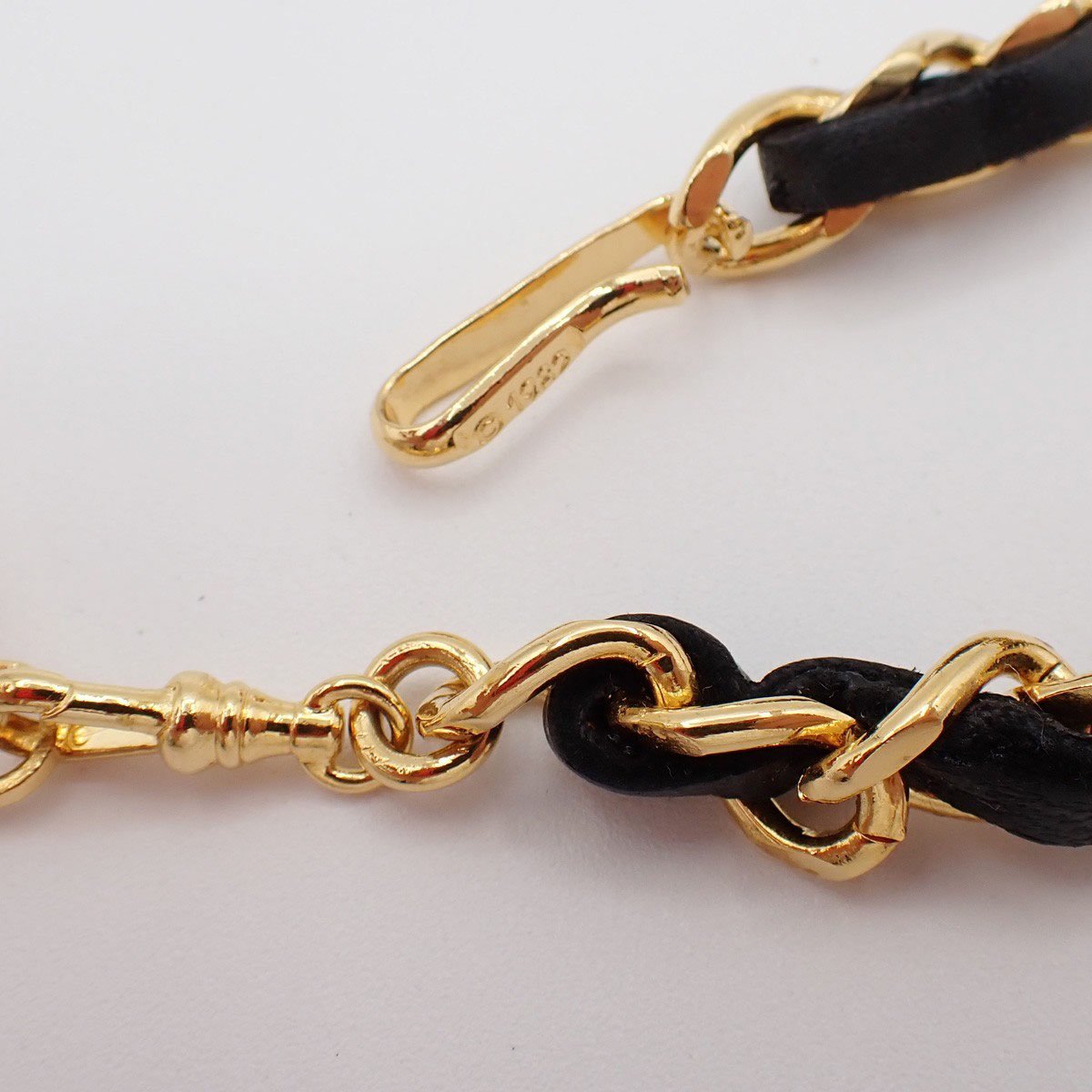 Chanel Chanel Vintage Medallion Chain Belt Metal and Leather Zwart