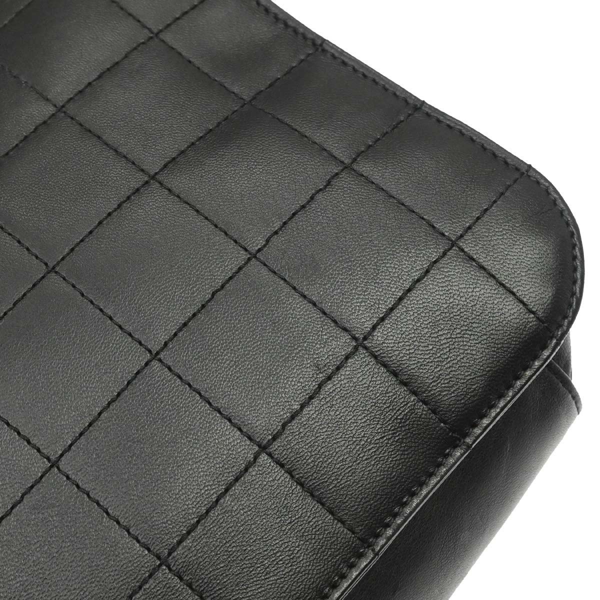 Chanel Chanel Chocolate Bar CC Tote Quilted Leather Small Zwart
