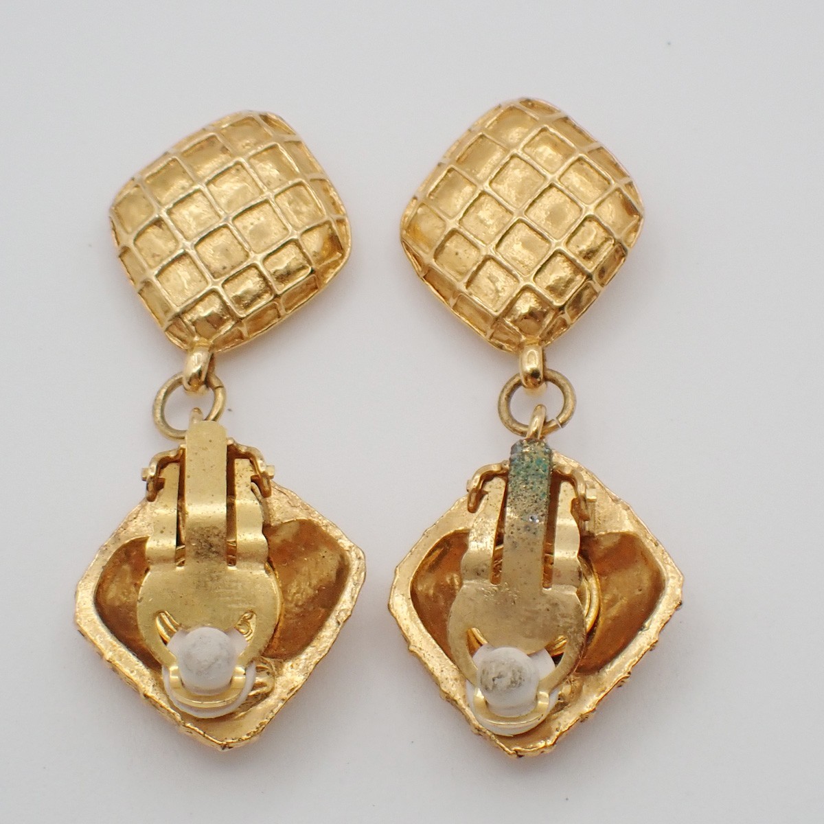 Chanel Chanel Vintage CC Diamond Drop Clip-On Earrings Metal Goud