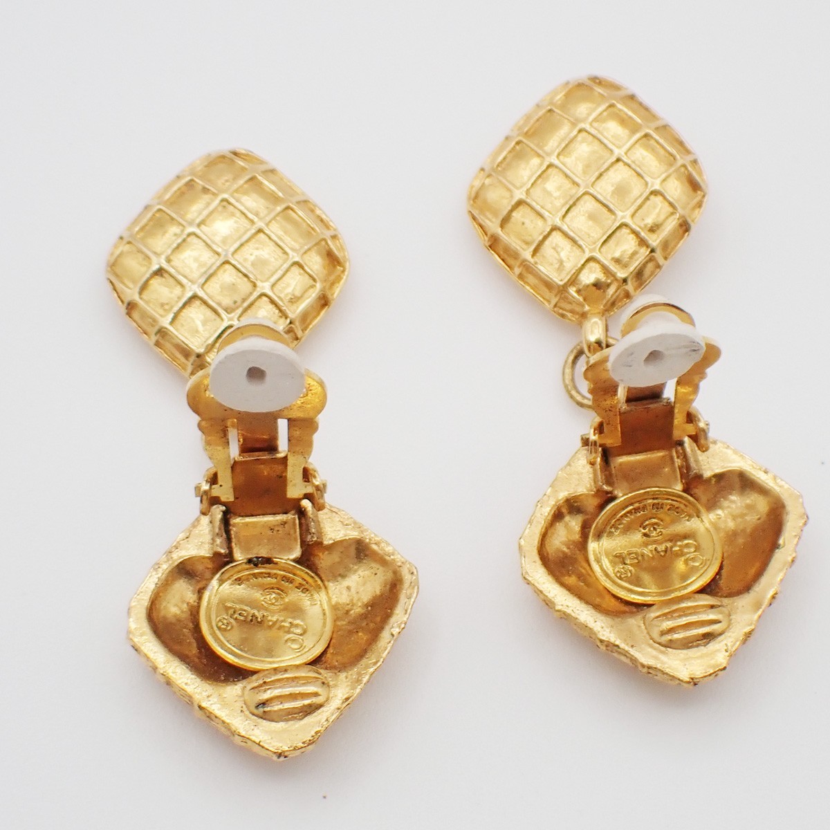 Chanel Chanel Vintage CC Diamond Drop Clip-On Earrings Metal Goud